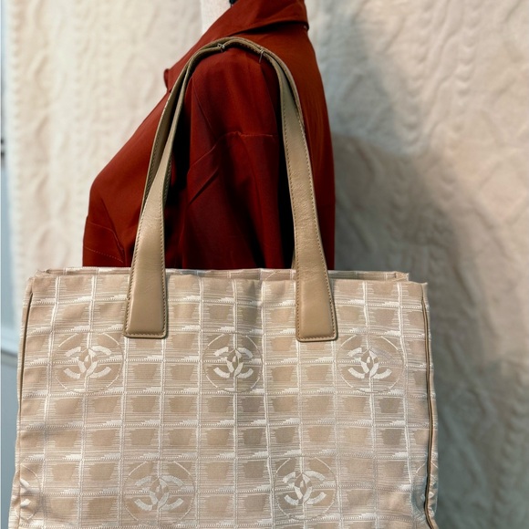 CHANEL Tote - Picture 3 of 15